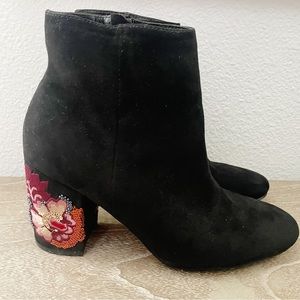 Express embroidered embellished heel black ankle booties size 10